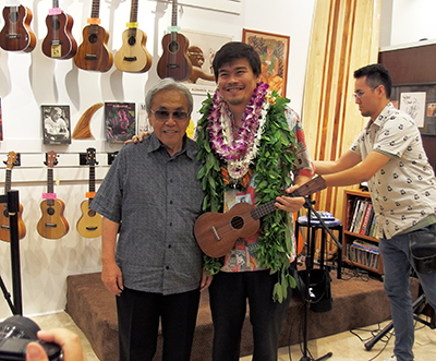 ワイキキにオープンしたザ・ウクレレストア