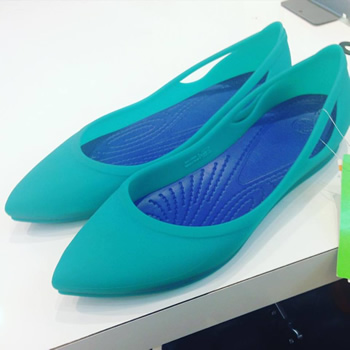 クロックスのポインテッドトウフラットパンプス