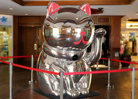 巨大な銀色の招き猫 ラッキーキャット