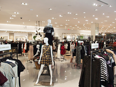 インターナショナルマーケットプレイスのサックスフィフスアベニュー