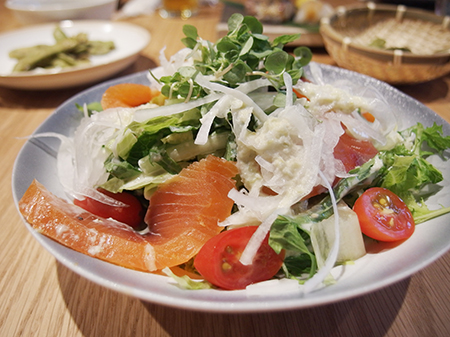 ハワイの居酒屋やっちゃば スモークサーモンサラダ